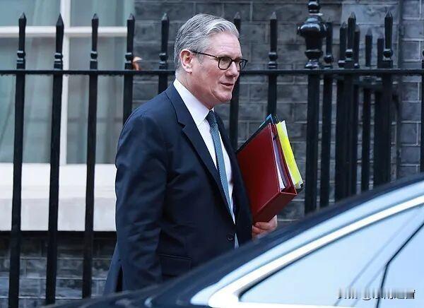 斯塔默火速撇清关系：英国才不当美国的“背锅侠”，百年前的坑可没忘！
 
美国绑走