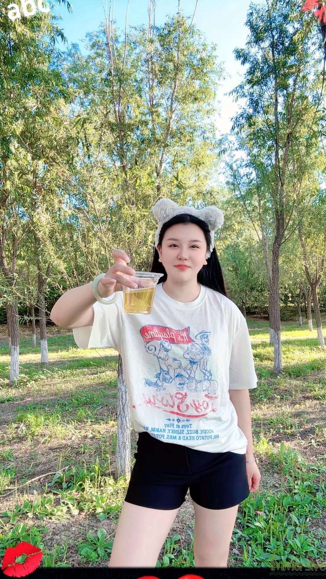 我为什么要把自己的不容易说给别人听？为了让别人开心吗？我虽然相信这个世界上好人比