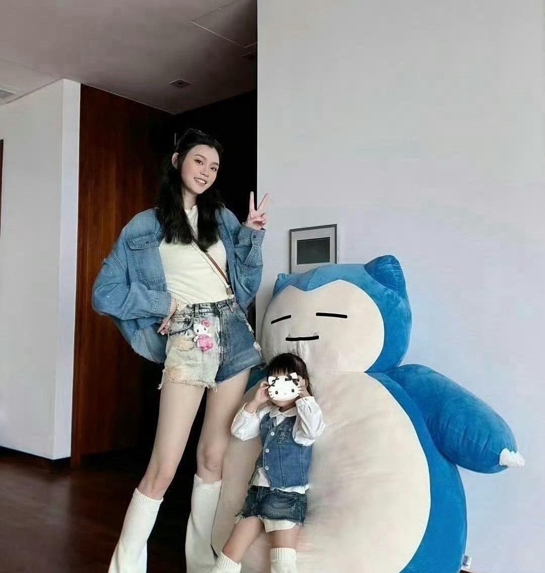奚梦瑶女儿遗传了她的大长腿诶 ​​​