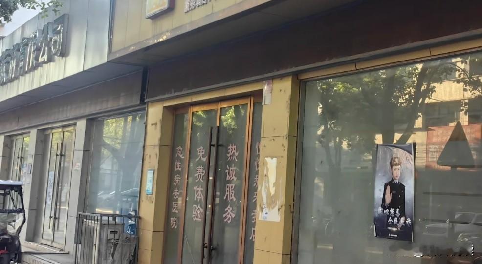 荆州古城一些临街门面是空置状态，并不是没人租，是因为这都是公家单位的房子，现在根