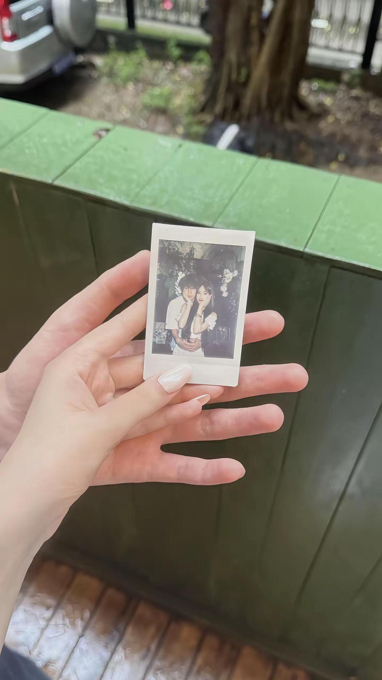 哦 你习惯在左边.闺蜜拍照姿势