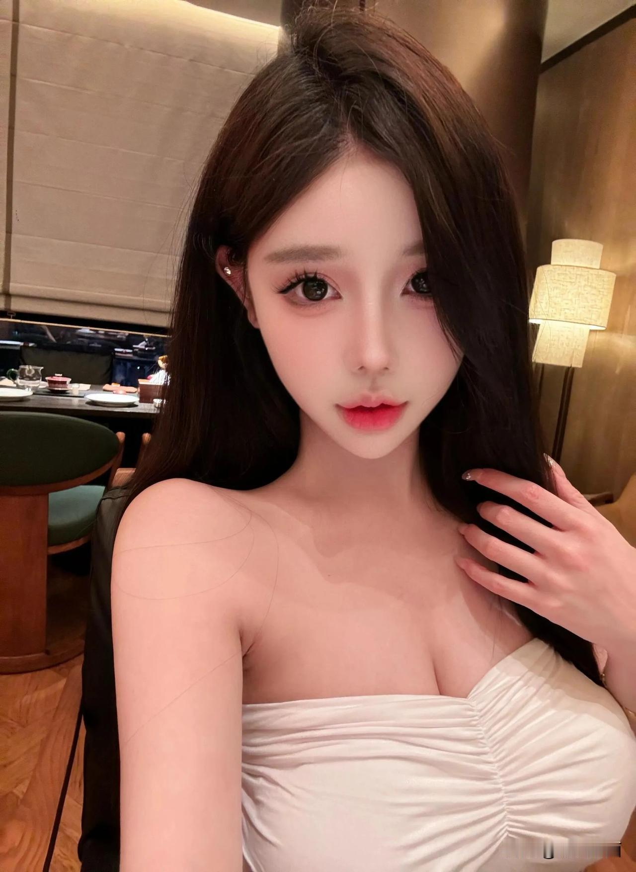 素衣轻舞美人颜，性感妩媚态翩跹