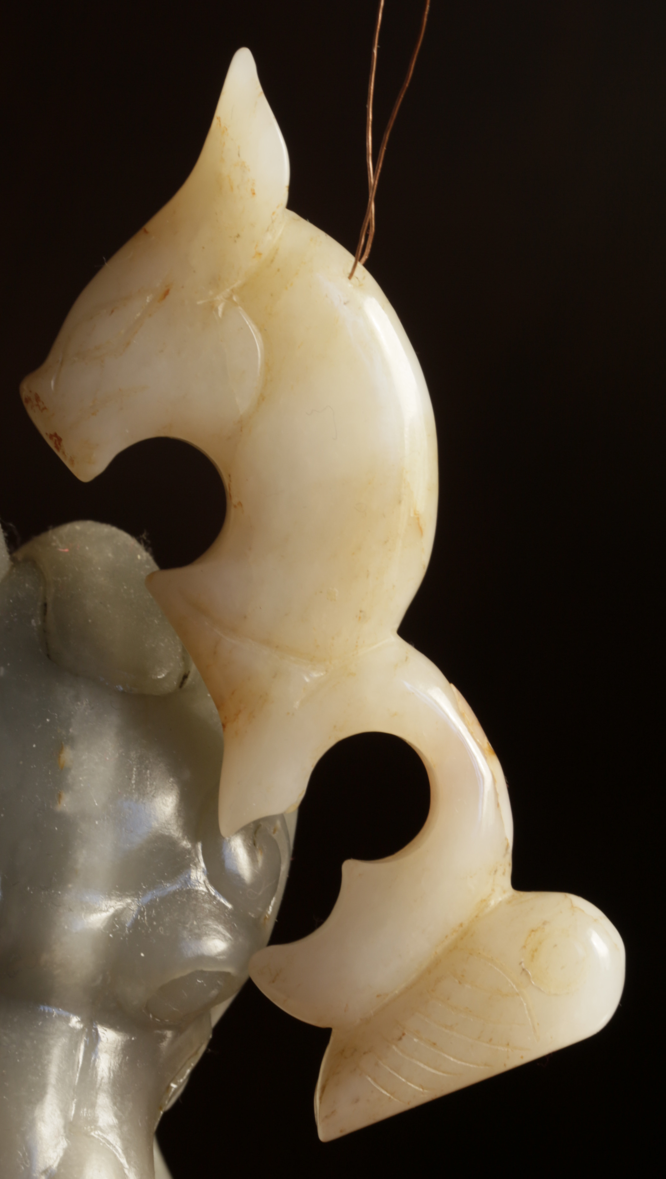 红山文化. 白玉浮雕蝉纹龙型珮一件（第2件）尺寸：重50克。尺寸见烟标对比。品相