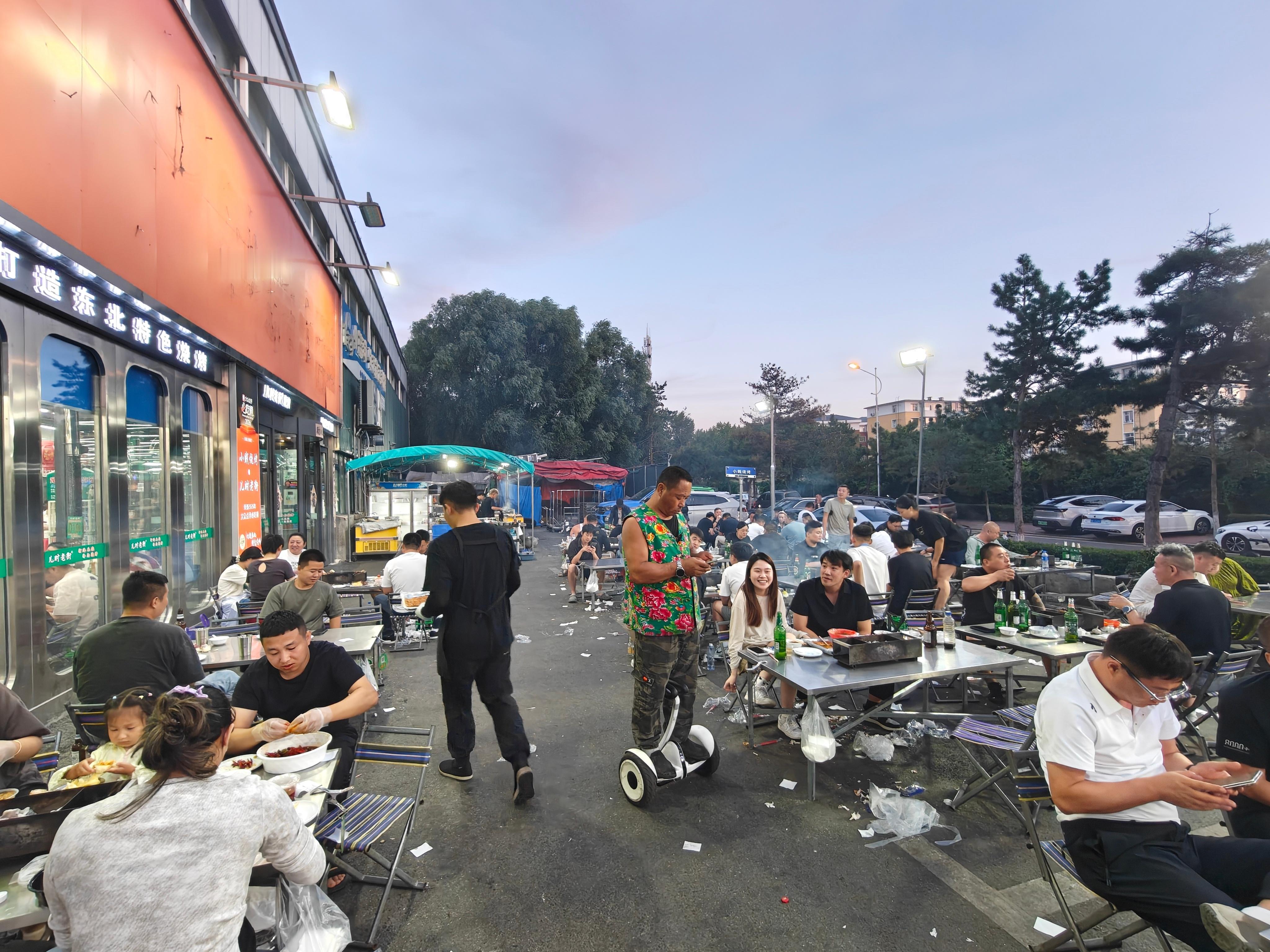 这才是东北的烟火气就在一汽厂区里的烧烤店这人气太棒了，以后外地来朋友就安排这了不