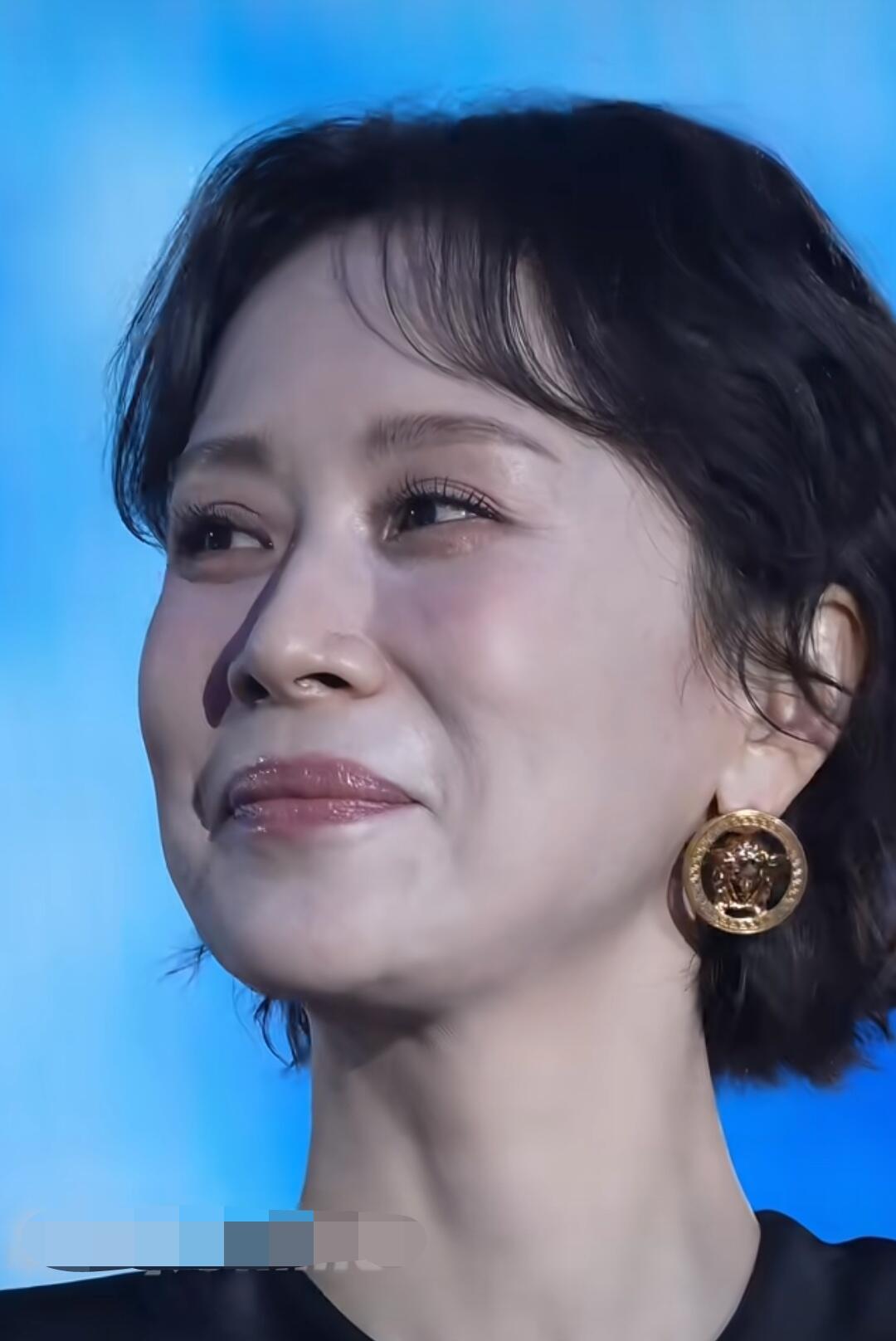 48岁的海清脸上也增添了岁月的印记，皮肤松弛，状态下滑，女神也抵挡不住岁月的侵蚀