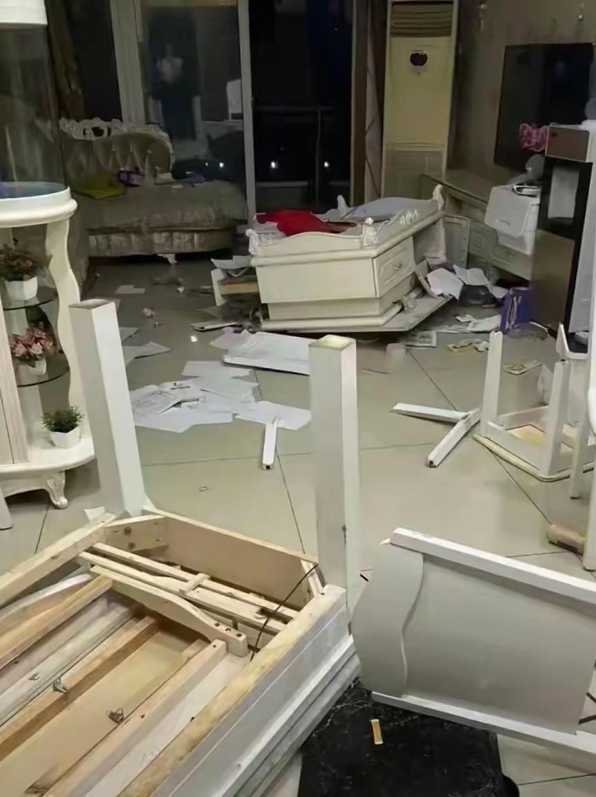 现在的儿媳都这么厉害了
昨晚下班回家，刚进楼道就听见楼上邻居在吵架。
事情的起因