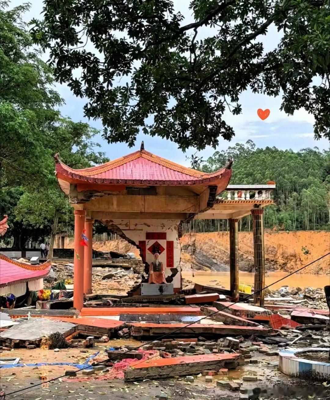 原则上无人机不许吊人但人民大于原则被洪水冲垮的土地庙，土地公端坐破庙中。广西南宁