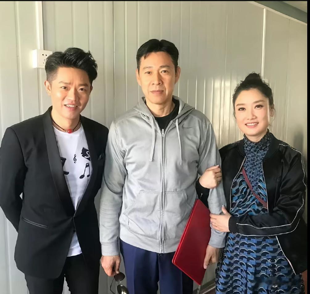 张丰毅、玲花、曾毅，一张珍贵的留影，“沙书记”亲切地接见了内地最炫组合——凤凰传