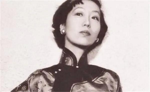 1940年一天，20岁的张爱玲正在家中洗澡，母亲却突然发疯一般的冲了进来，并声称