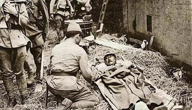这张照片是万家岭战役（又称德安战役）期间，由日军随军记者拍摄的历史照片。躺着的是