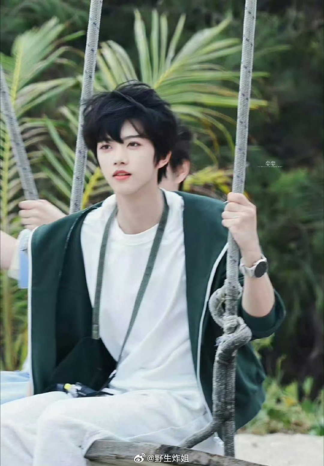 一起来看看王橹杰跟张函瑞这两位的《我们的少年时代2》荡秋千路透照，这满满的少年感