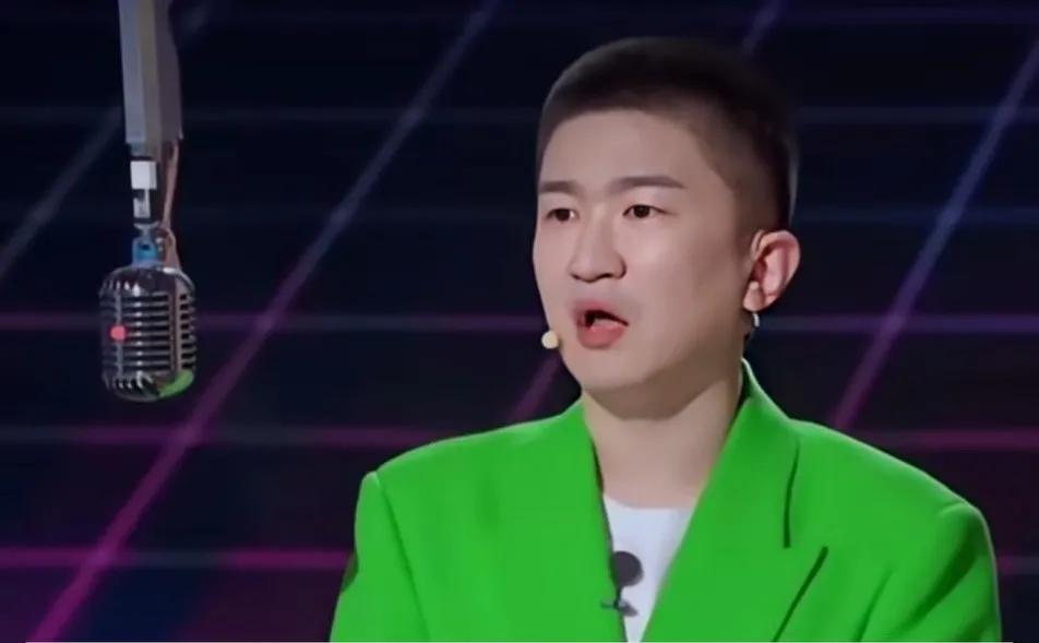 岳云鹏问张大大杨幂和杨颖谁好看。
长大的想了半天说，和一个人相处久了，不是越看越