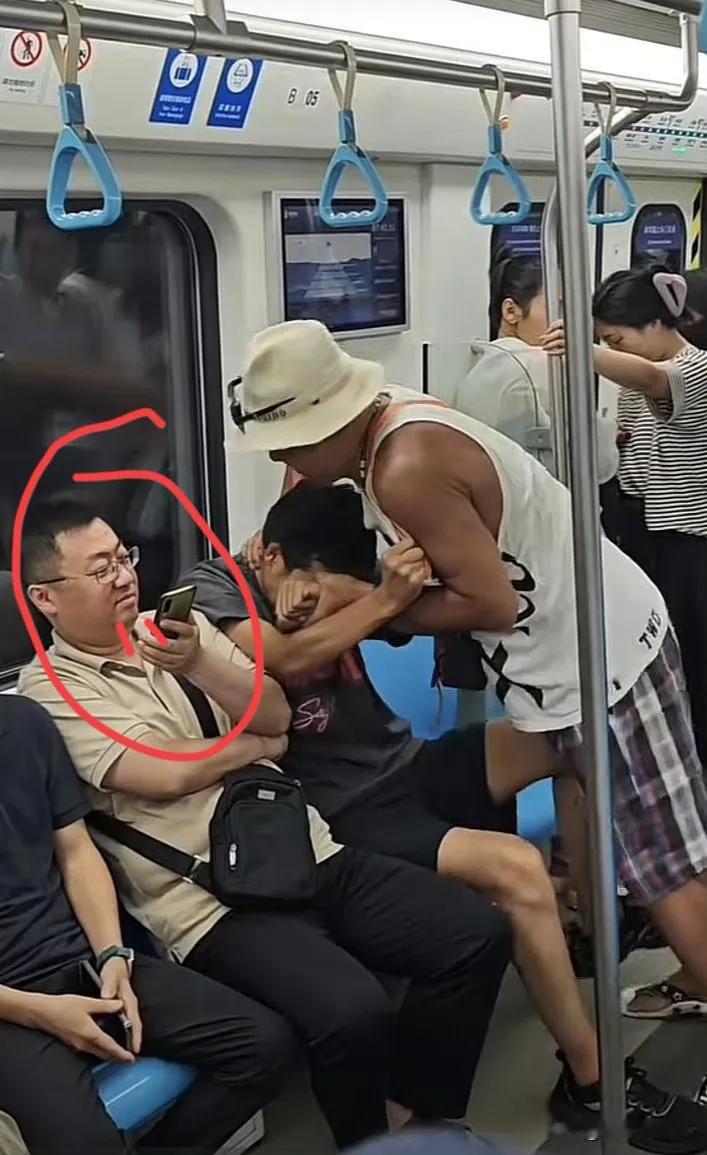 #拒让座被打小伙若还手算正当防卫吗#邻座大哥，你想干嘛？面对老汉霸凌行为，你既不