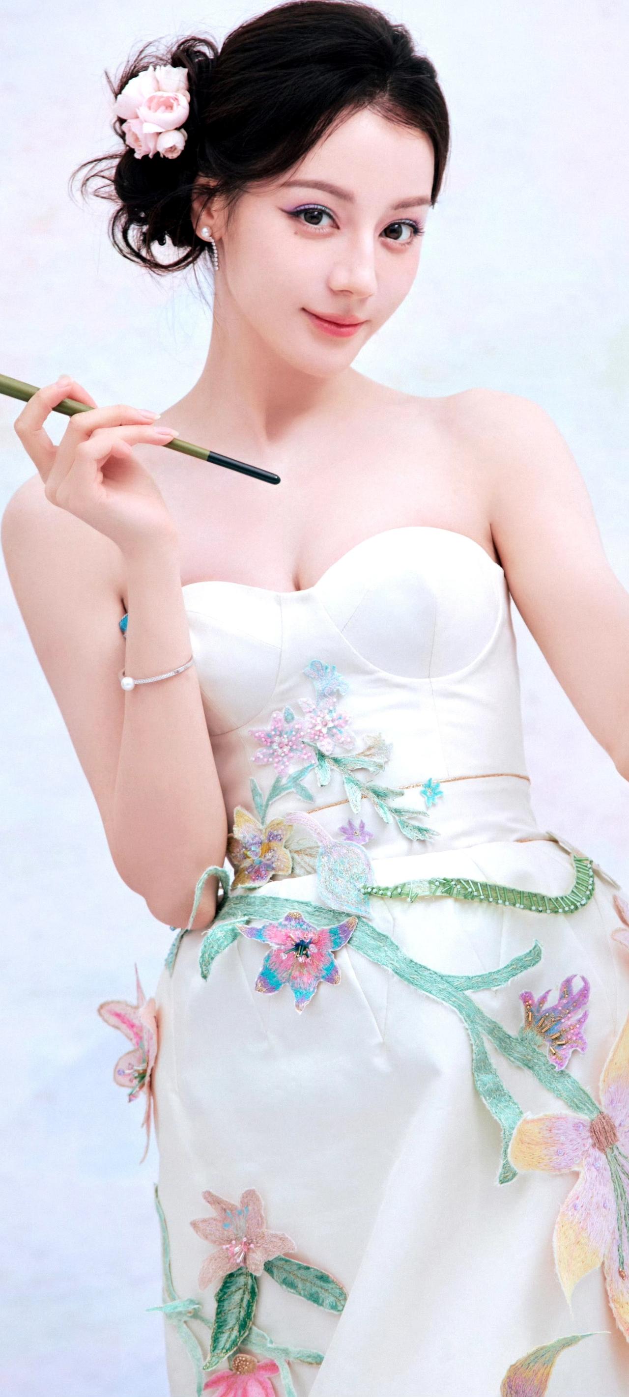 迪丽热巴，优雅仙女风，花仙子般的美丽！🌸✨迪丽热巴 哪一位女明星可以让你喜欢一