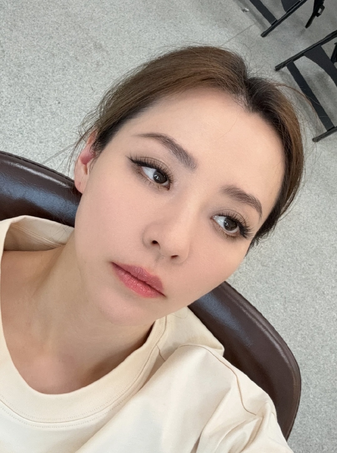 歌手张靓颖自曝身体出问题。没事的时候，额头上的血管都会凸起来，伸个懒腰，手掌都会