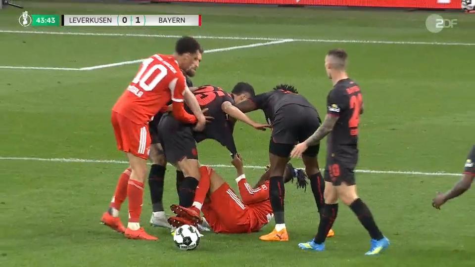 43分鐘，勒沃庫森球員圍攻奧利塞❗❗❗❗❗❗今天勒沃庫森球員動作太大❗ 