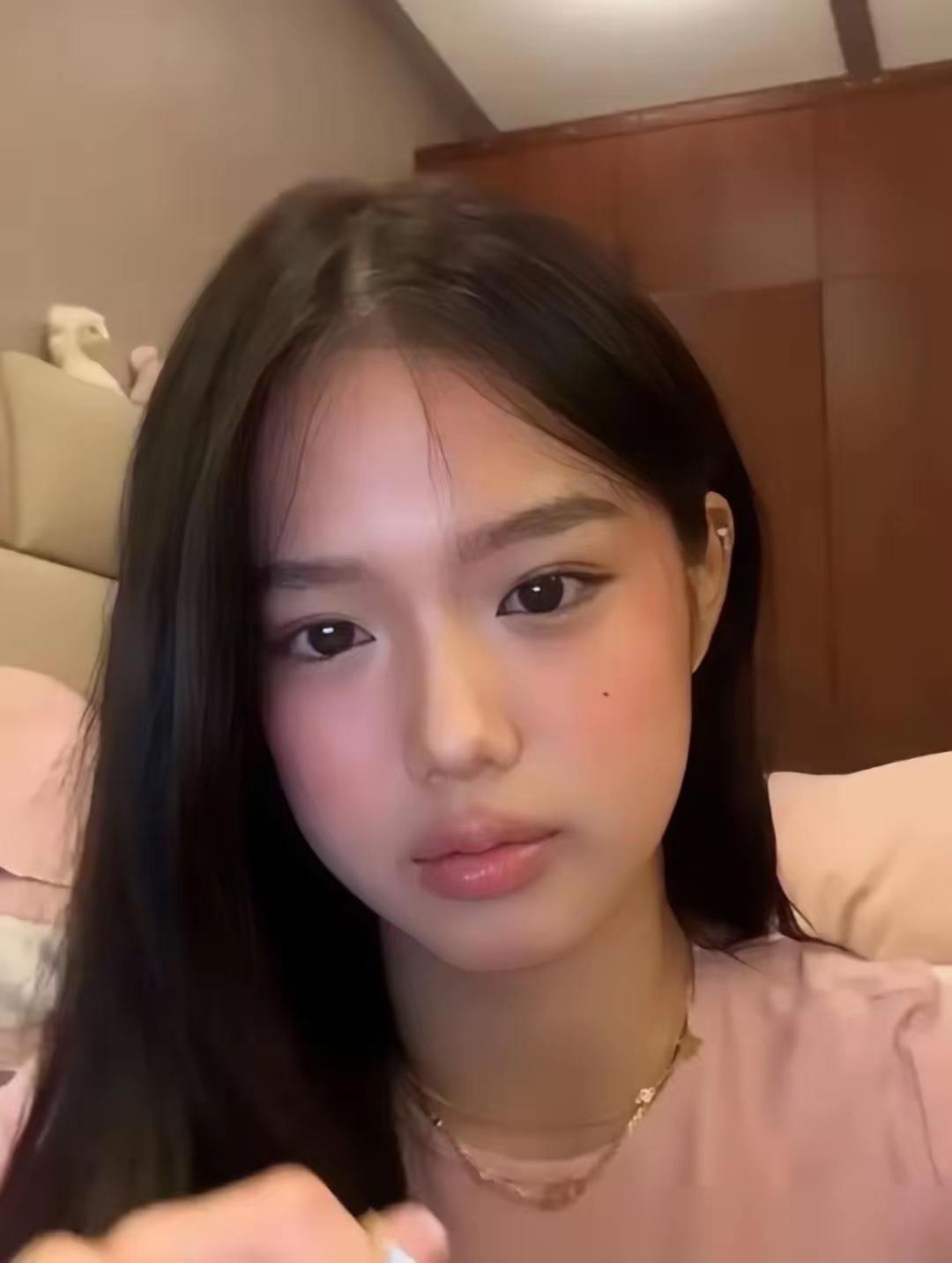 钟丽缇女儿直播间那句话，真把我干懵了。
她说，我不是混血。一字一句的：我爸严铮是