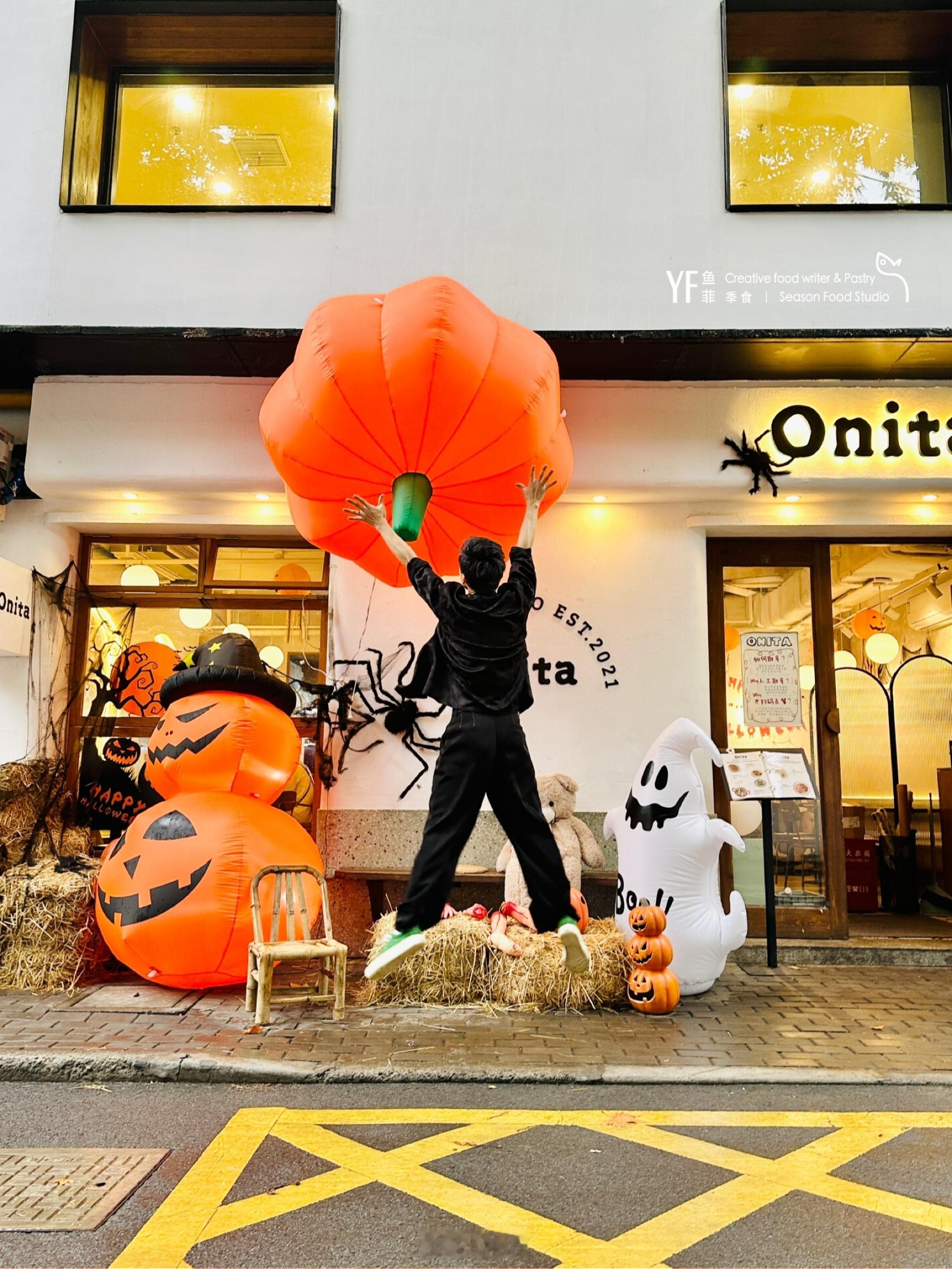 整条街已经装扮起来了，随手拍都很出片，许多店门口的装饰南瓜可以拿起来摆拍，氛围感