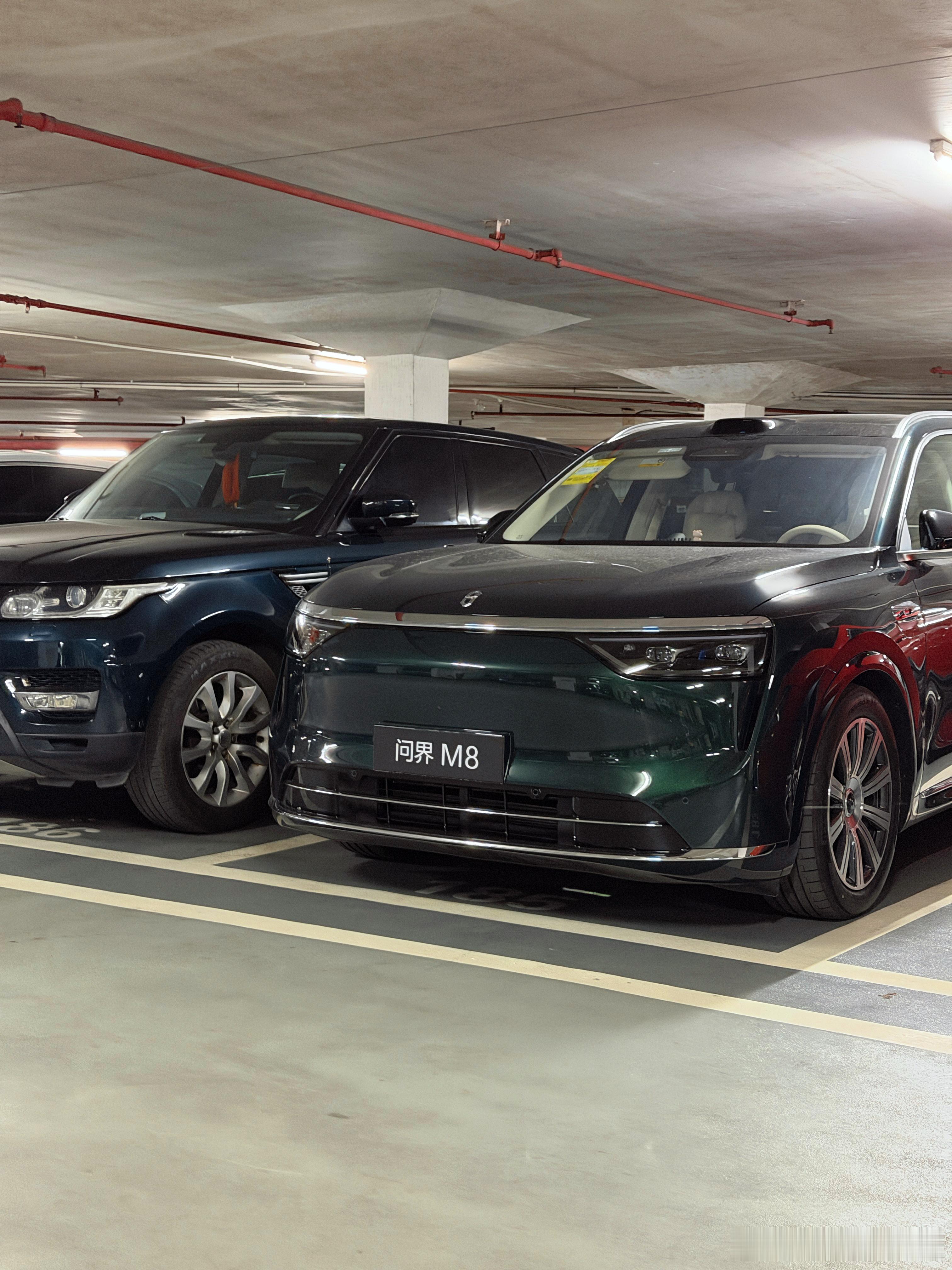 停车场发现邻居新提了一辆问界 M8路上鎏金黑见得比较多，才发现牧野青原来这么好看