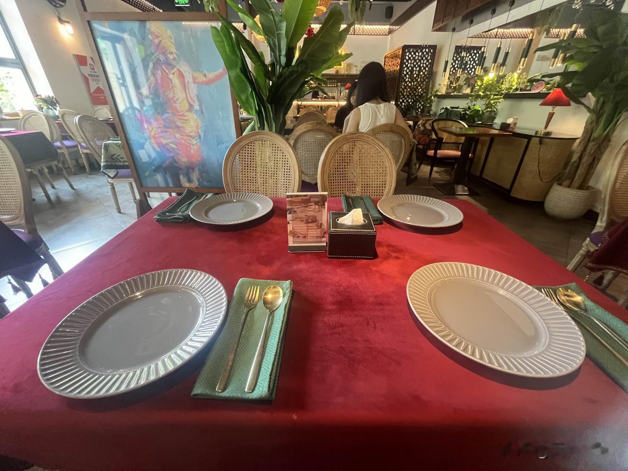 中午打卡东直门外小巷里的巴基斯坦菜。
店名带“庭院”字样，装修却是欧式风。
点了