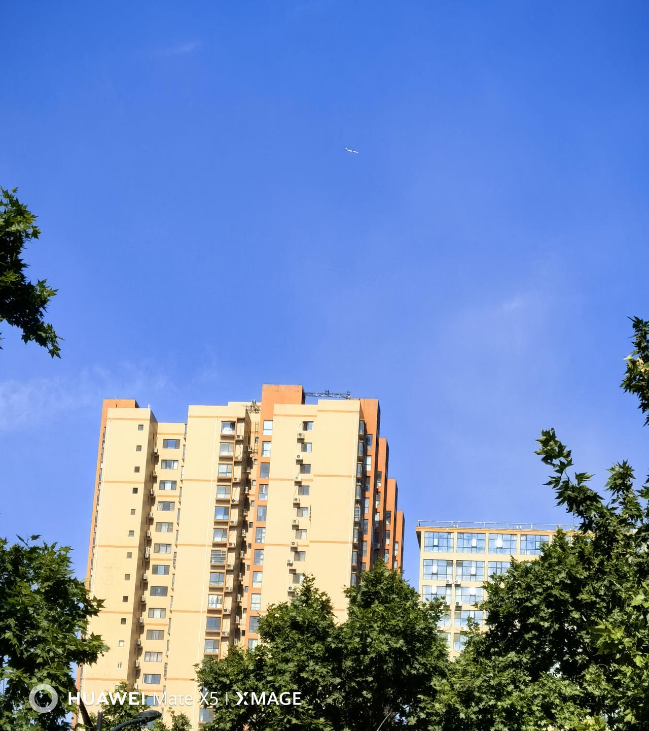 晒图笔记大赛西安的天空，抓拍时飞机正好接过（图左中）。20260610上午居然之
