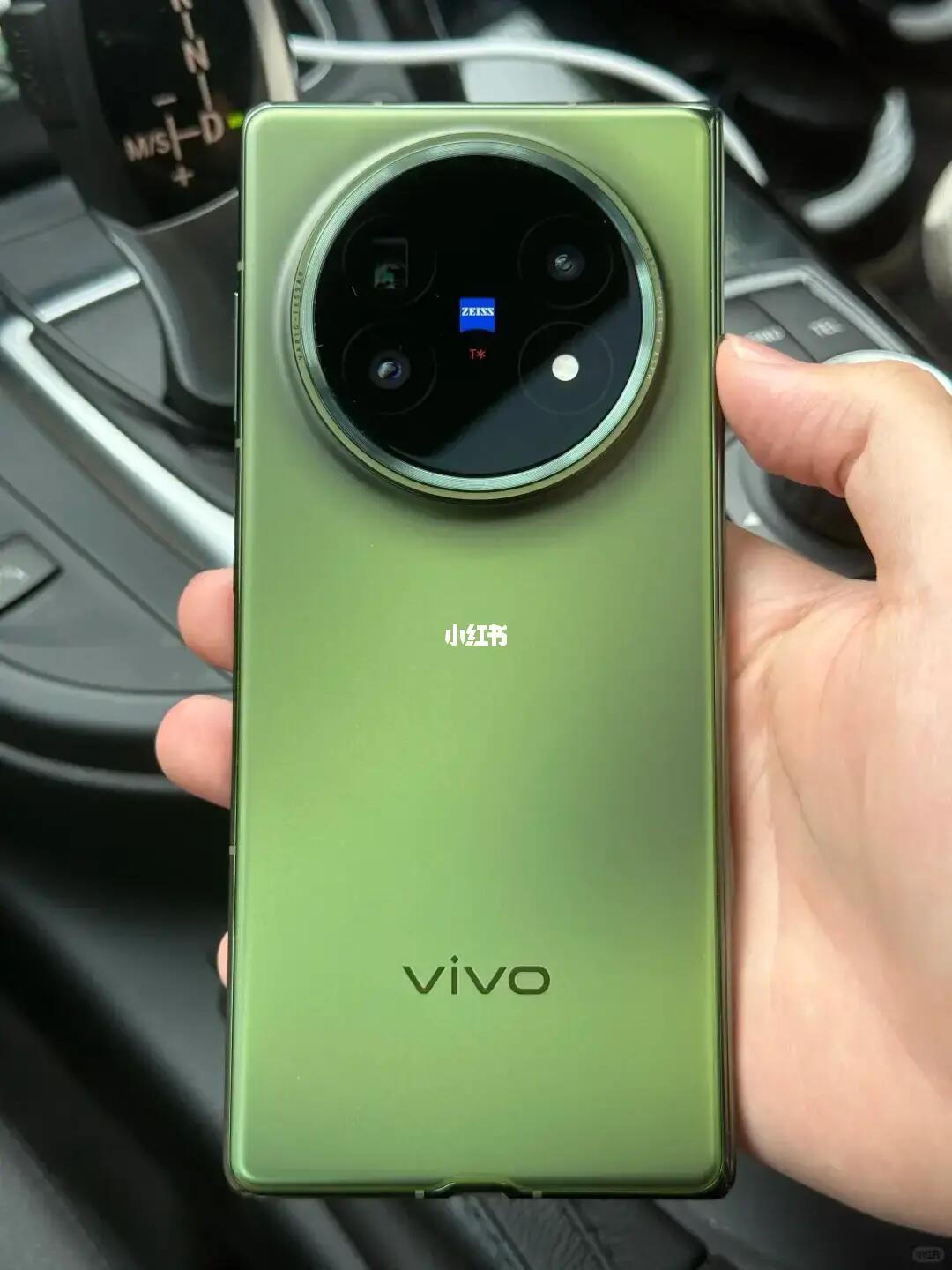 一个无论如何都要选vivoXFold5的理由： 就是屏幕，vivoXf...