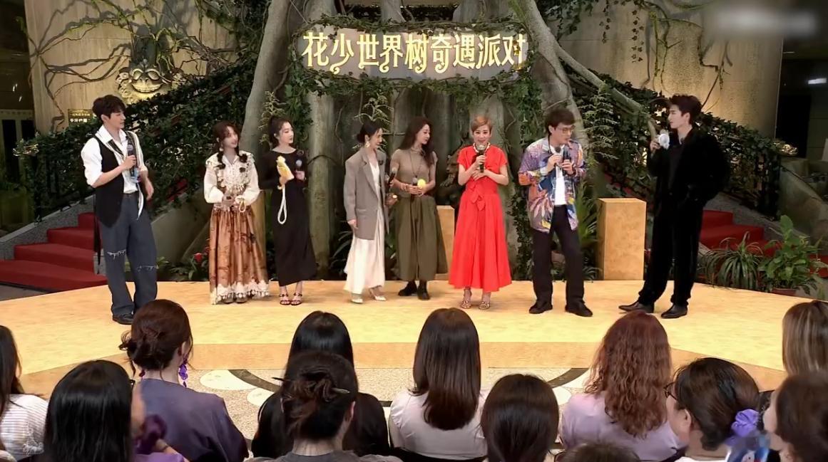 邓为吴君如突然跳起舞来花儿与少年花少博物馆直播被这段即兴舞蹈狠狠圈粉，吴君如带动