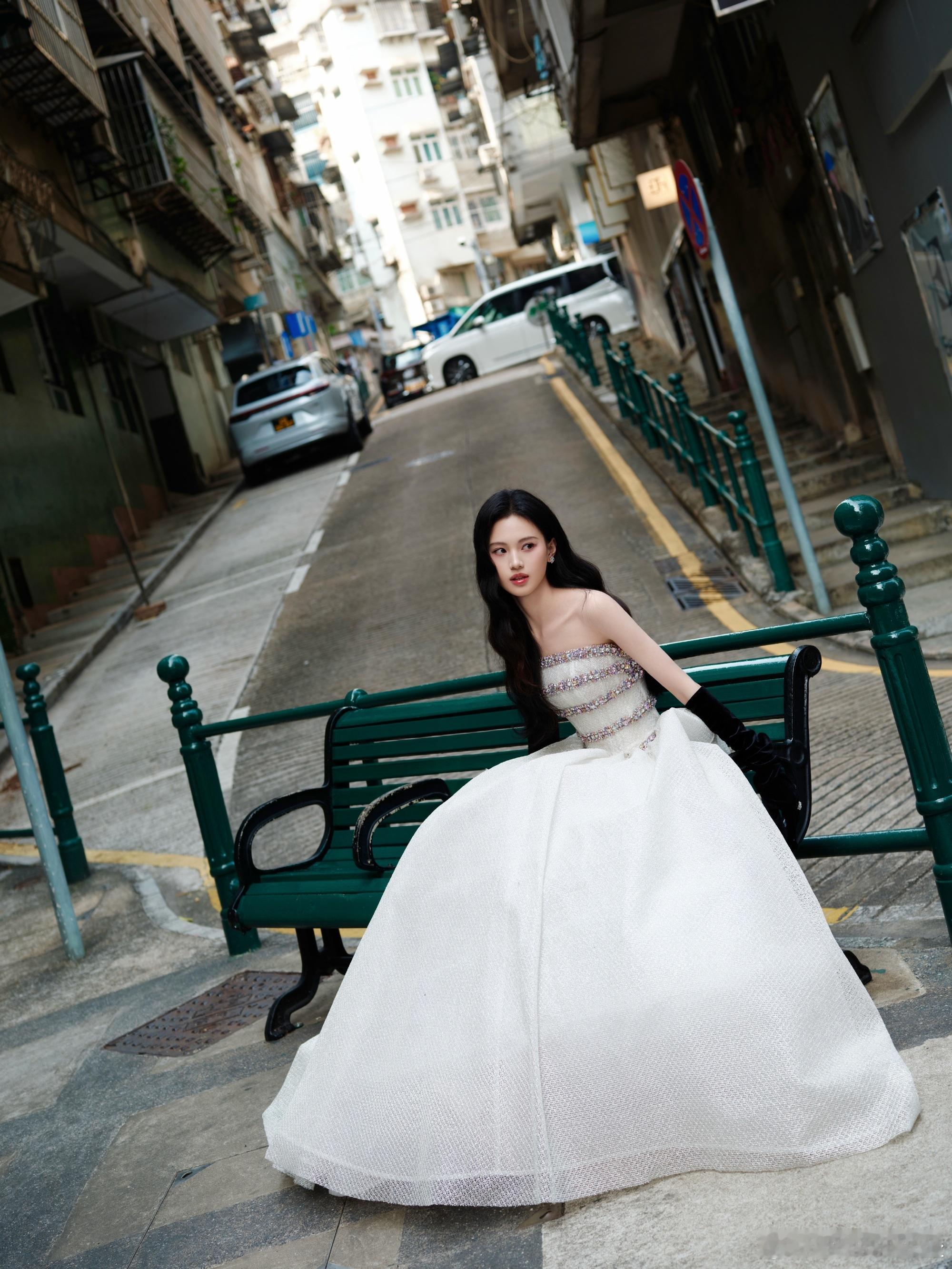 沈羽洁现实版落跑千金没错了天呐！沈羽洁今天美得冒泡，白色礼裙衬得她超有气质，海藻