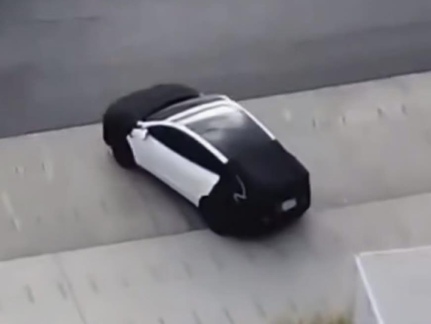 10多万的特斯拉Model Y？
在特斯拉美国工厂拍到了这组谍照
看起来车长和轴