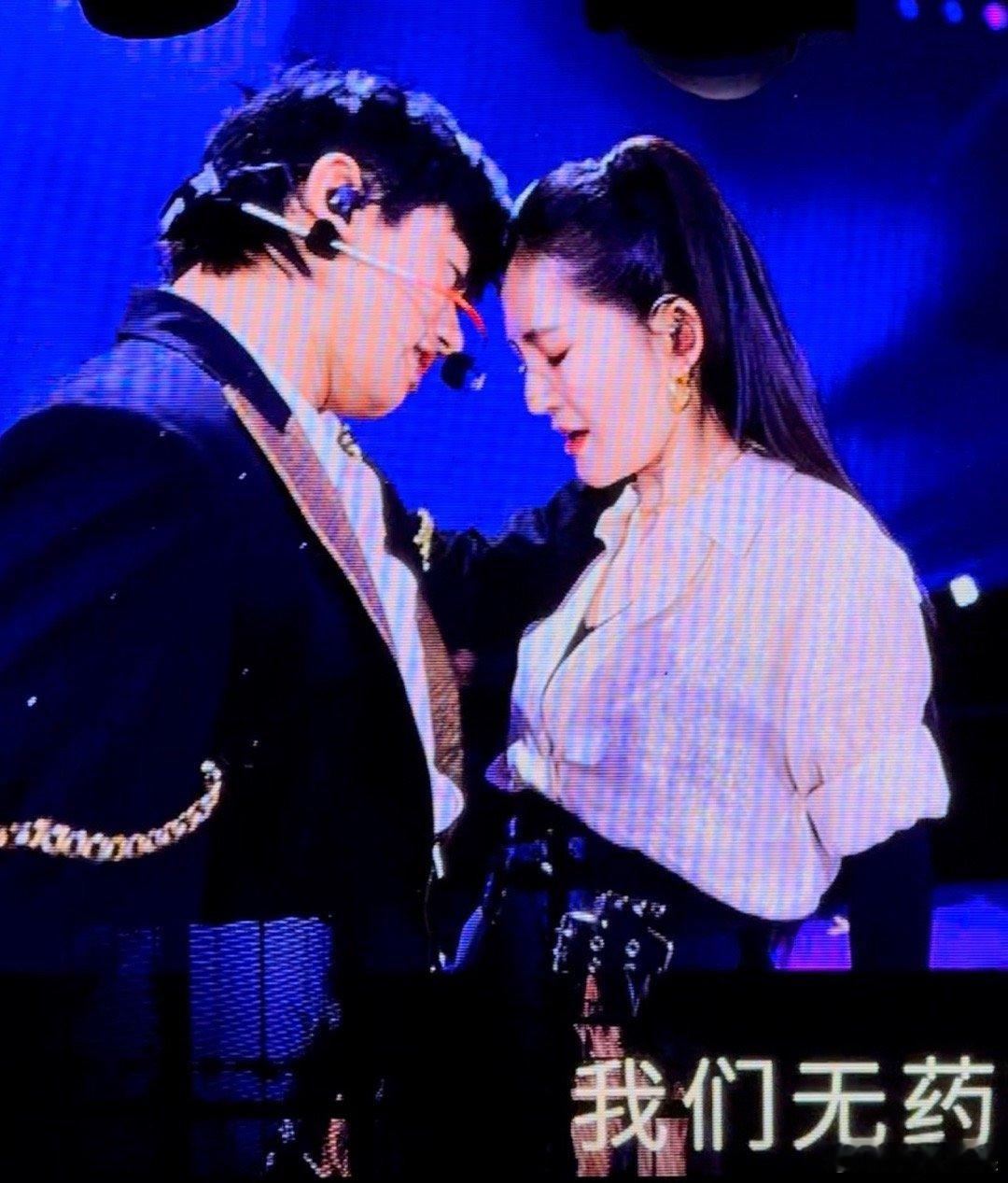 谢娜现身张杰演唱会还得是真夫妻才好磕！这也太甜了现场！张杰