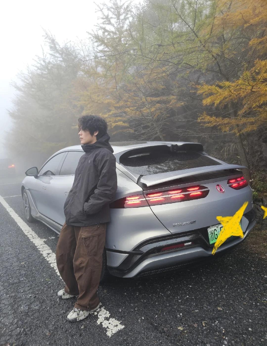 今日东白山
终于和哥们去了一直想去的东白山啦，小雨大雾也是别有一番风味，虽然下山