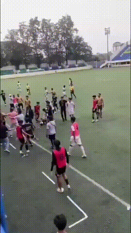 太恶劣了，印尼新星这一脚暴力飞踹对手，简直是个杀人动作，这下好了，国家队和赞助商