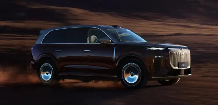 岚图泰山内饰采用环保式奢享材质，搭配沉浸式星空顶，还有智能香氛系统，打造出兼具文