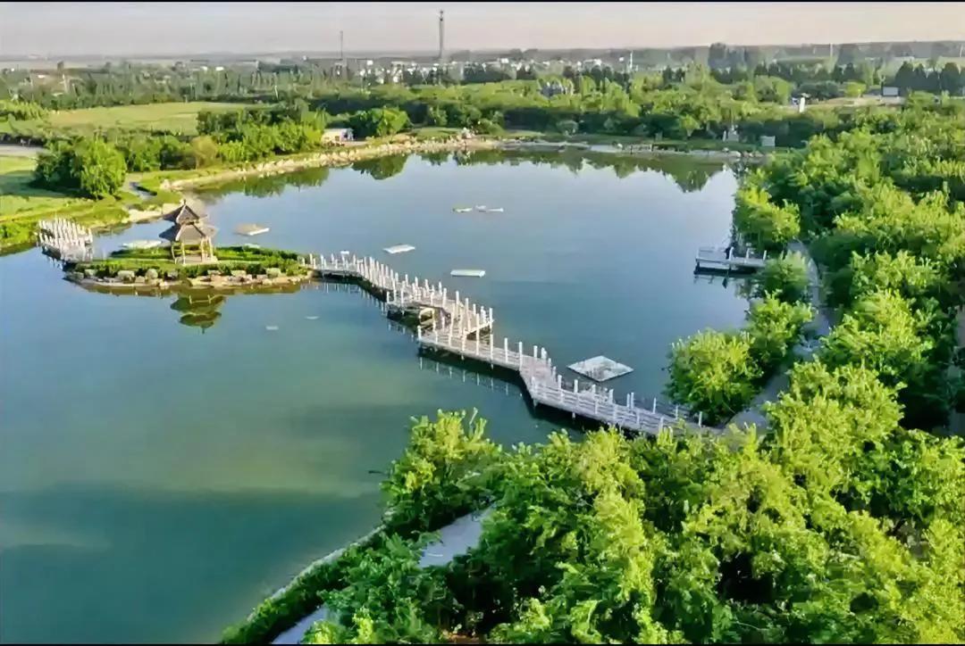 有家乡最美的照片发上来大家欣赏吧 碧波映月影，风韵入画廊。