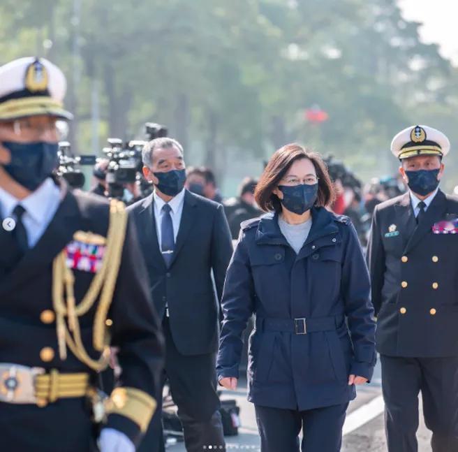 台湾号外：
前台湾地区领导人蔡英文出访常穿深蓝色的海军外套，时尚造型在网路曾掀起