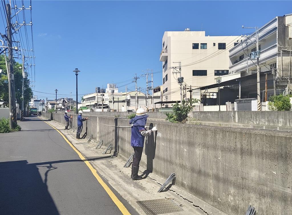 三爷宫溪豪雨溢堤暴防洪缺口 南市急加高750公尺堤防迎战巴威
台南市三爷宫溪在0