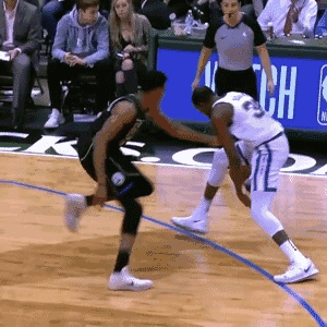 杜兰特这个拜佛真是百看不腻，旁边的妹子也是。[灵光一闪]