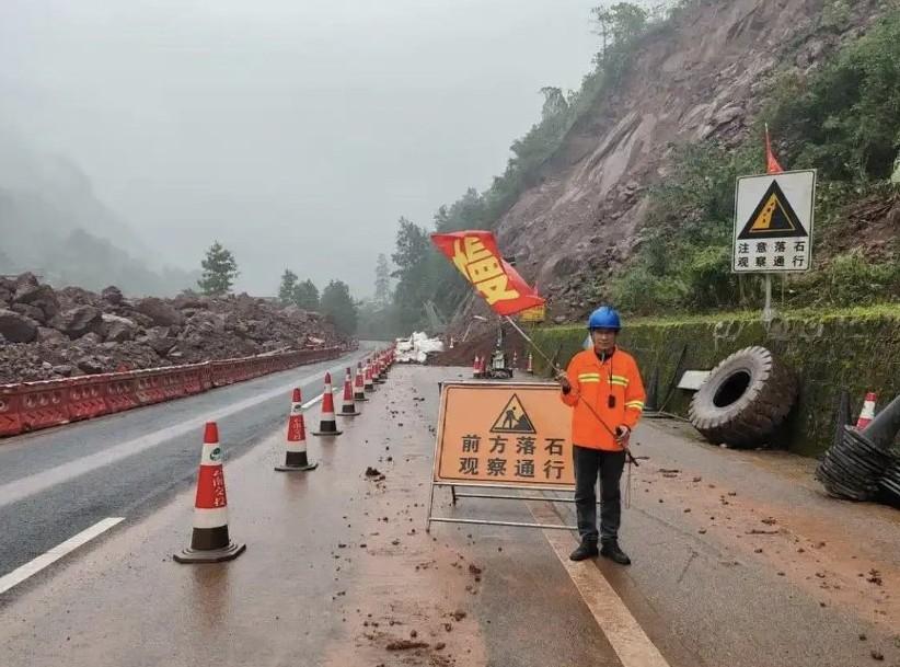 2025年10月16号凌晨2点28分，在云南水麻高速公路K1575+030路段，