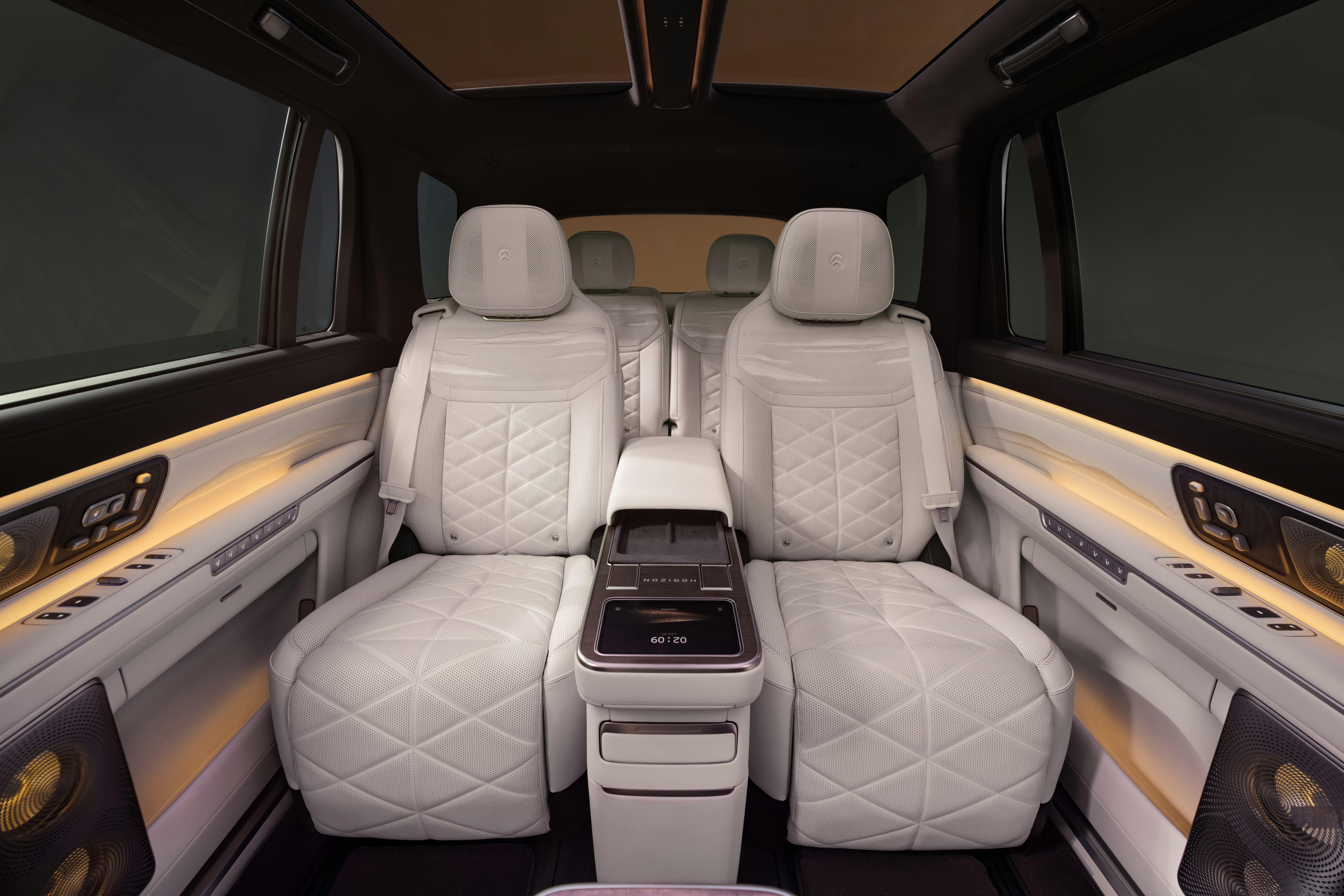 这张图可以非常好的展现蔚来ES9二排的奢华氛围从功能配置到内饰观感，这是我认为新