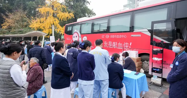 “谁说医生不献血？”一位华西医者用68次捐献、13600毫升热血作答