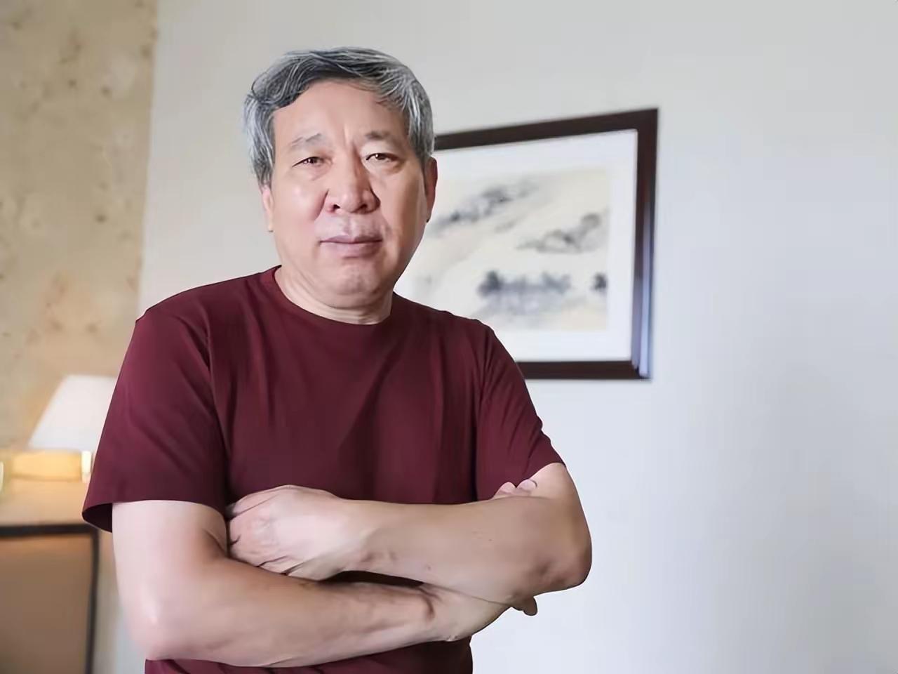 阎连科，
是蒋方舟的老师，
他今年67岁。
蒋方舟出事了，
她还有错误的言论，