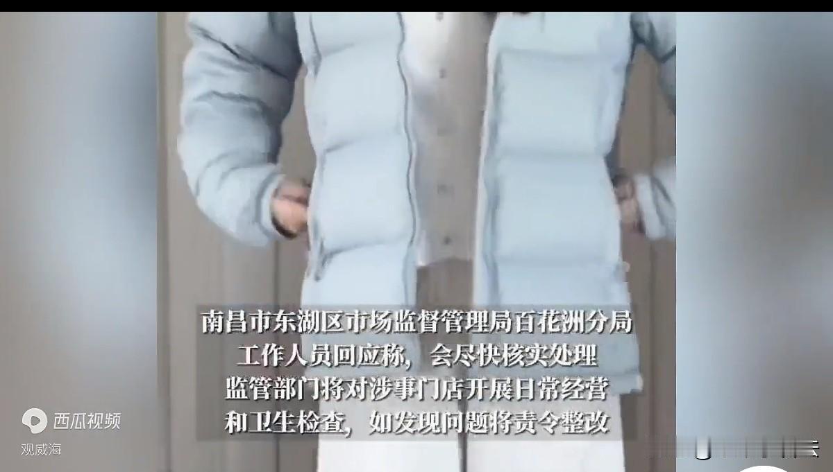 江西南昌，女子穿着浅色的羽绒服去一面馆就餐，怕把衣服弄脏，就抽了两张纸巾垫在胳膊