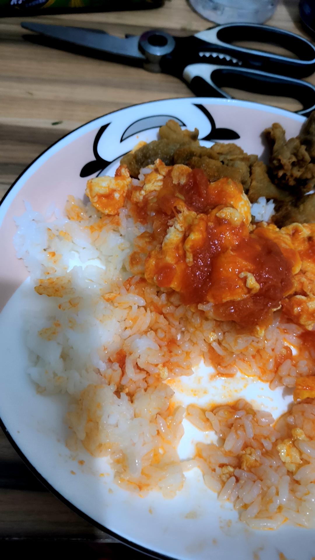 目前的中东战争，给我们家也带来了困扰！
刚刚我七十岁的老妈，让我囤点粮食，战争要