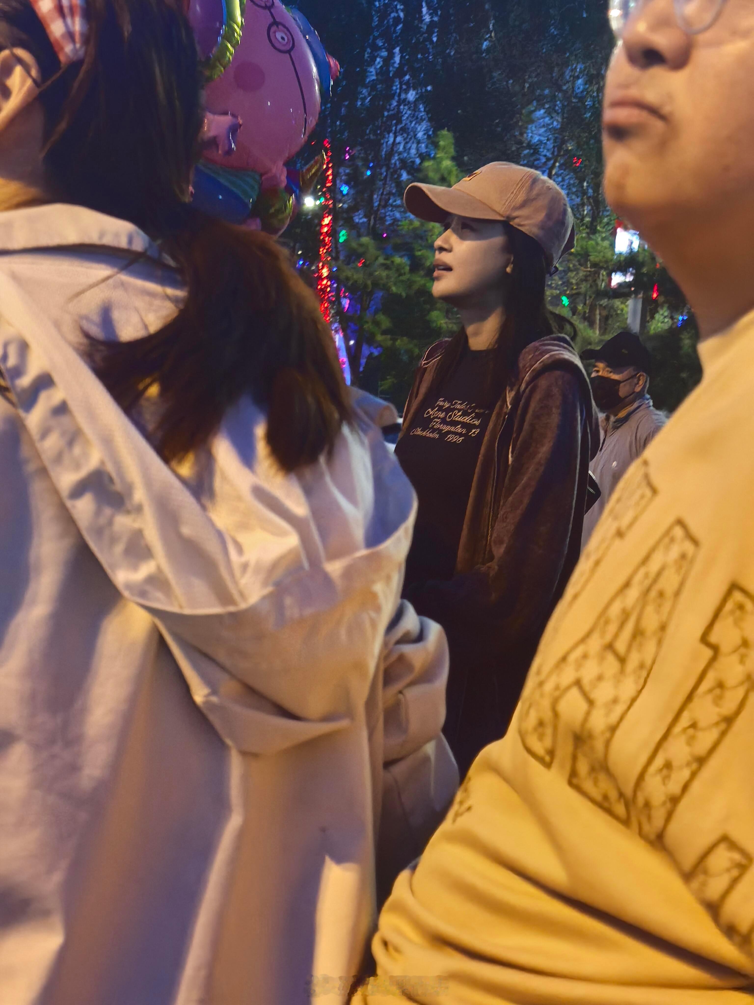 孙怡国庆带女儿回老家孙怡带女儿回老家 孙怡国庆带女儿回老家，戴着帽子很低调 ​​