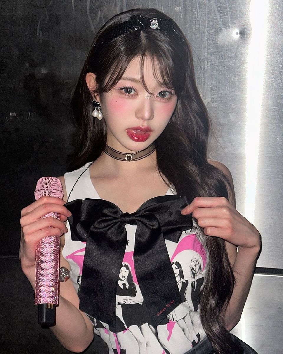 稍微了解一下张元英就会发现她一直都是大小眼呀 这本来就是人正常的生理差异不知道有