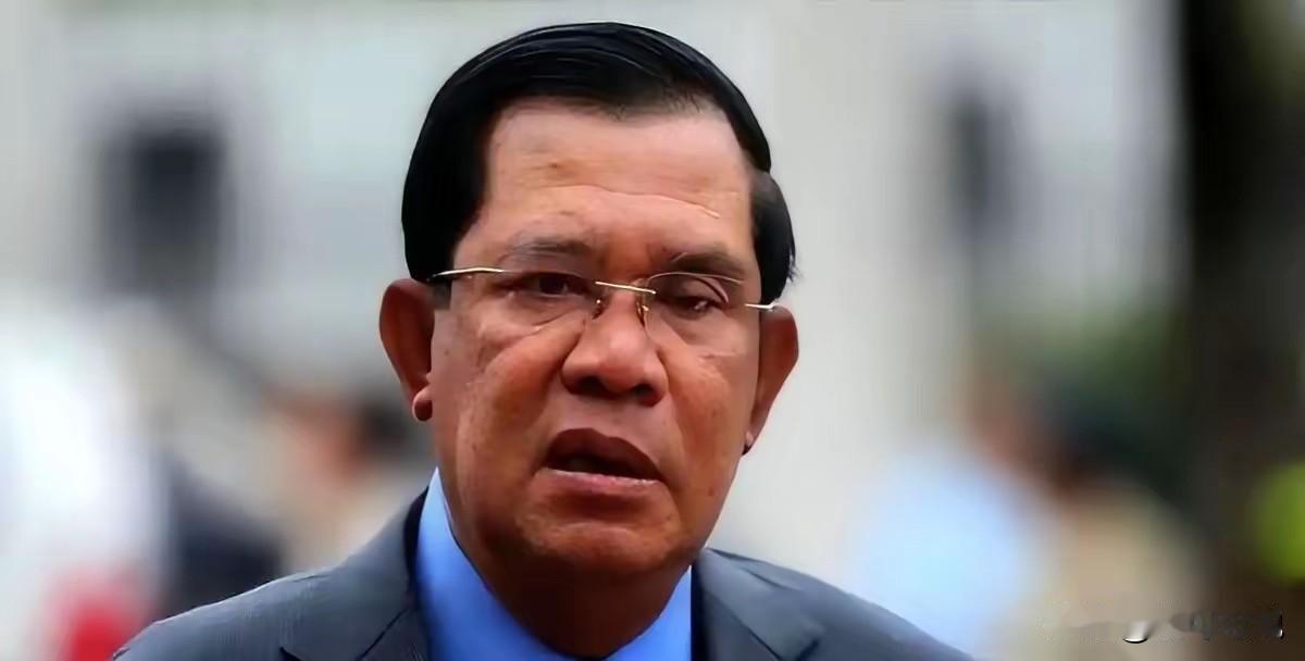 开战48小时，
柬埔寨4名将军阵亡。
连最高司令部的副司令，洪森的铁哥们，都给打