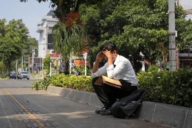 35岁被裁那天，我在公司楼下坐了两个小时。

不是舍不得那份工作，是不知道回家怎