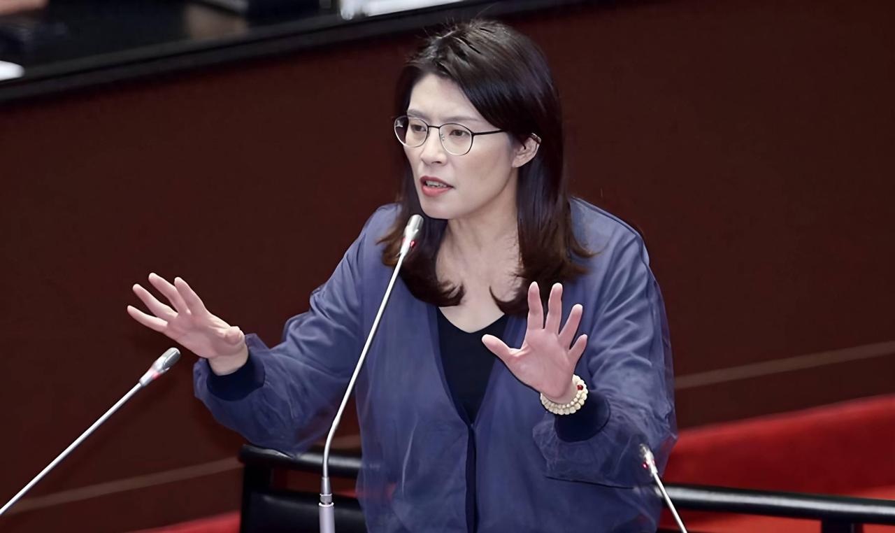 开启两周访美之旅前，郑丽文对“台独”发动反攻，统一要分三步走

国民党这个名字近