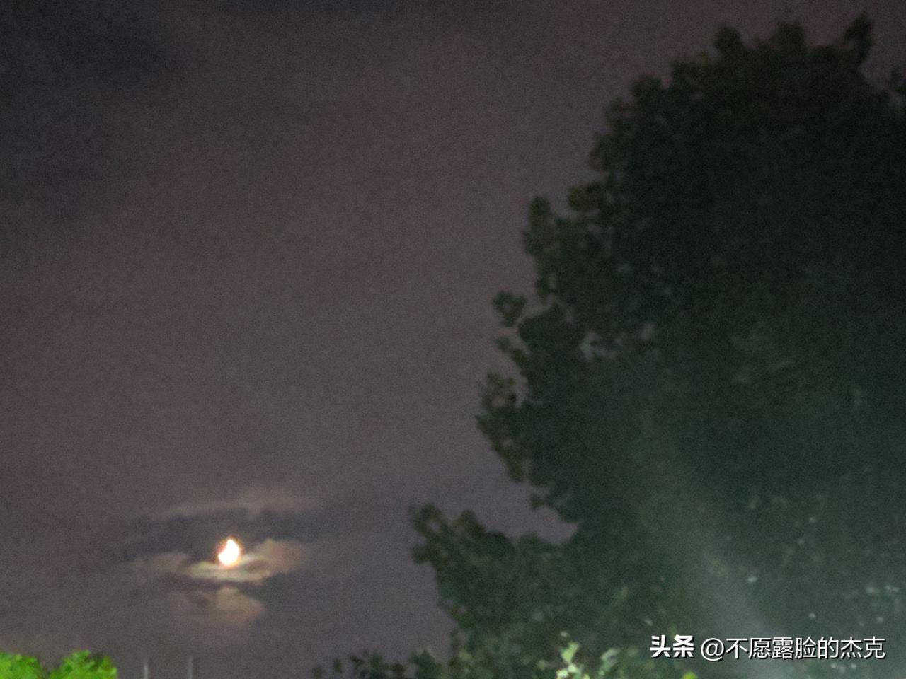 月
静静地
注视着人间
一声不响