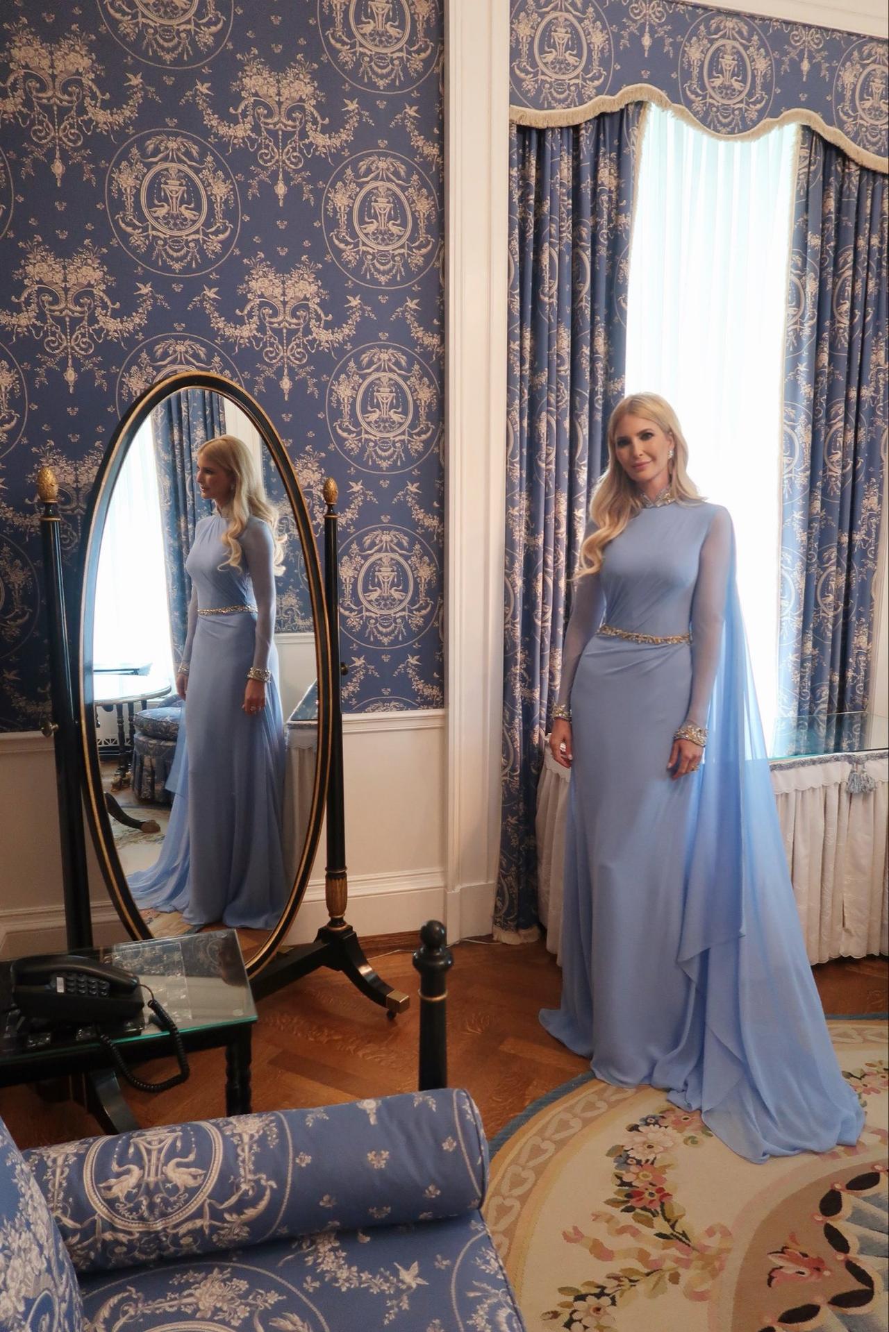 伊万卡今晚发帖：幕后花絮 ！ 一个神奇夜晚的！[吃瓜群众]
有美国博主留言：Th